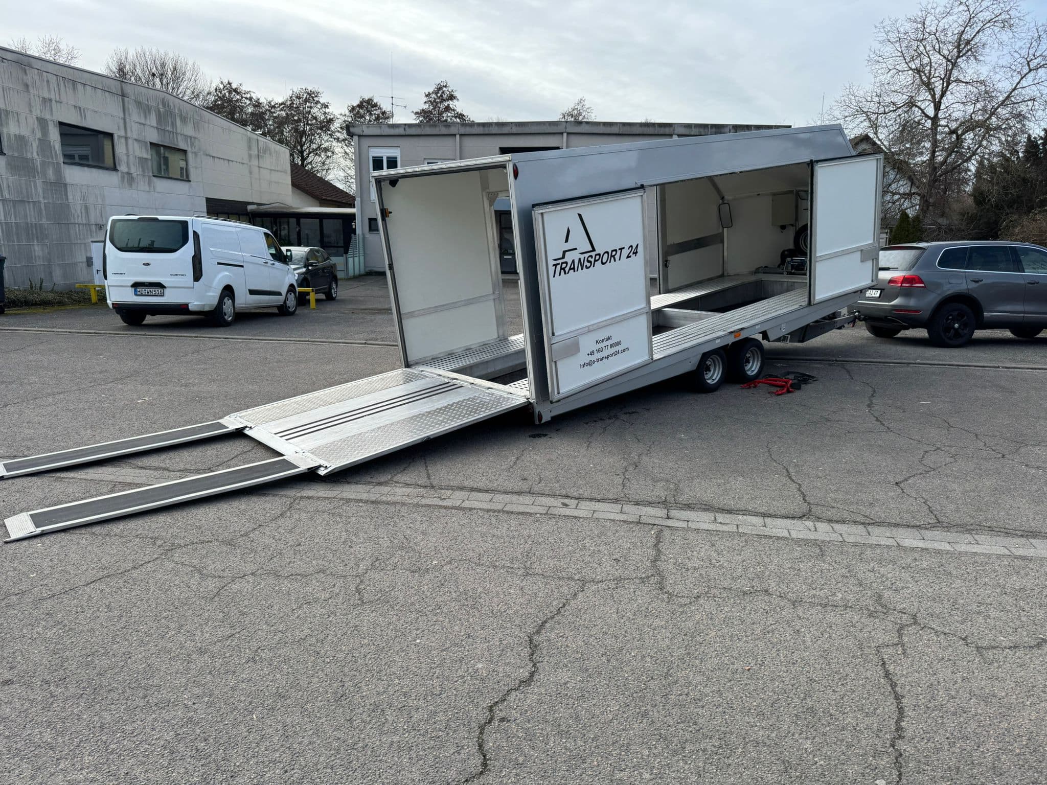 Geschlossener Spezialanhänger für Fahrzeugüberführung – Ansicht 2